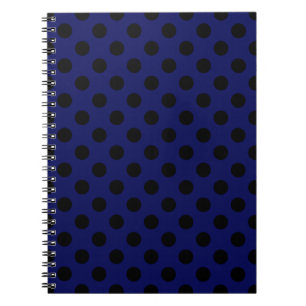 Zwarte haarstaartstippen op blauw notitieboek