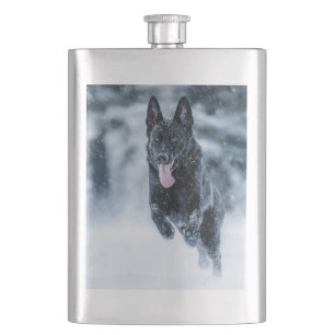 Zwarte herder in het Hoesje van de sneeuwdekooter Flacon