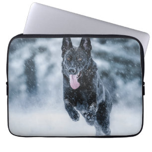 Zwarte herder in het Hoesje van de sneeuwdekooter Laptop Sleeve