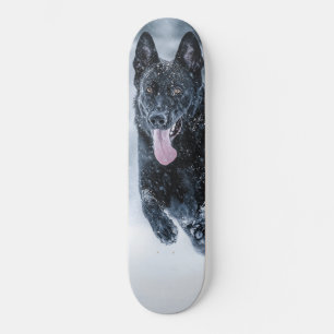 Zwarte herder in het Hoesje van de sneeuwdekooter Skateboard