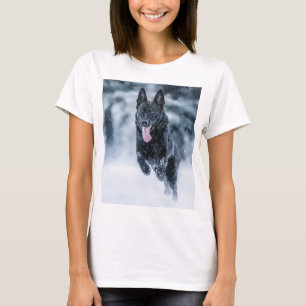 Zwarte herder in het Hoesje van de sneeuwdekooter T-shirt
