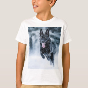 Zwarte herder in het Hoesje van de sneeuwdekooter T-shirt