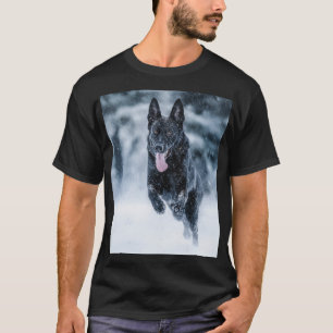 Zwarte herder in het Hoesje van de sneeuwdekooter T-shirt
