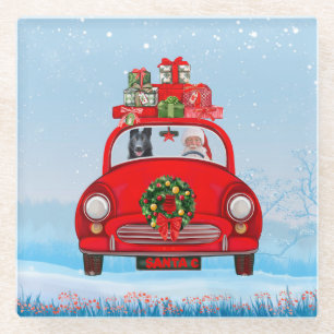 zwarte herderhond in auto met kerstman glazen onderzetter