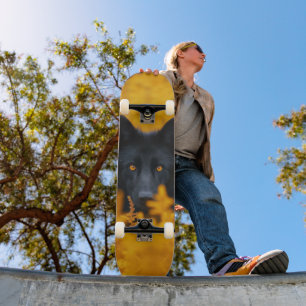 Zwarte hond met prachtige gouden ogen skateboard