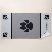 Zwarte hond Paws op grijs met aangepaste naam Strandlaken (Voorkant)