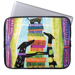 Zwarte honden balancerend boek toren stapel laptop sleeve