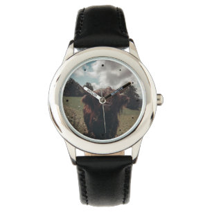 Zwarte hoogland Schotse koe grazend retro Horloge