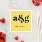 Zwarte initialen typografie op gele bruiloft servet (Insitu)