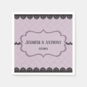 Zwarte kant op zachte lavendelkleurige aangepaste  servet (Voorkant)