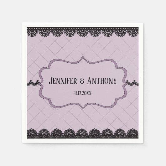 Zwarte kant op zachte lavendelkleurige aangepaste servet (Voorkant)