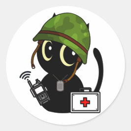 Zwarte kat draagt legerhelm ronde sticker