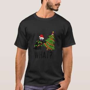 Zwarte kat duwen kerstboom over kat wat kat t-shirt
