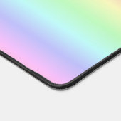 Zwarte kat en vlinder op regenboog bureaumat (Hoek)