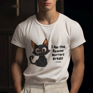 Zwarte kat glimlacht en denkt dat hij de spiegels t-shirt