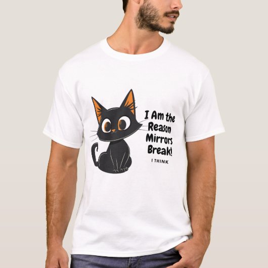 Zwarte kat glimlacht en denkt dat hij de spiegels  t-shirt (Voorkant)