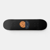 zwarte kat houdt een koekje vast skateboard (Horizontaal)