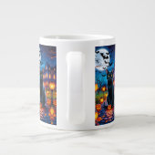 Zwarte kat in betoverd Halloween-landschap Extra Grote Beker (Achterkant)