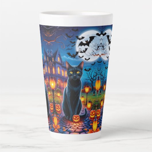 Zwarte kat in betoverd Halloween-landschap Latte Mok (Voorkant)