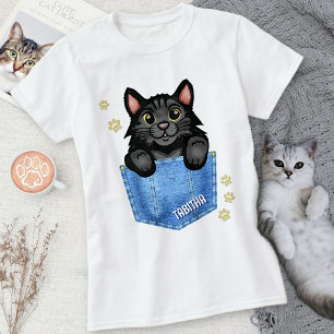 Zwarte kat in Faux Denim Pocket met aangepaste naa T-shirt