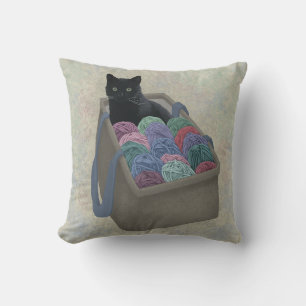 Zwarte kat in garen kussen