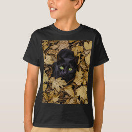 Zwarte kat in herfstbladeren t-shirt