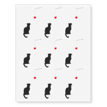 Zwarte Kat Kijkt Naar Hanger Hart