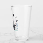 Zwarte kat kijkt naar vlinders glas (Links)