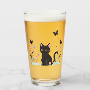 Zwarte kat kijkt naar vlinders glas