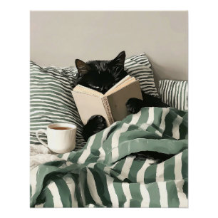 Zwarte kat leest boek in bed perfect poster