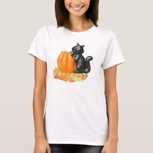 Zwarte kat leunt op een pompoen t-shirt