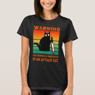 Zwarte kat met een mes beschermde de vrouwen Hallo T-shirt