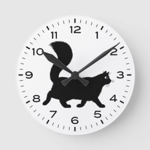 Zwarte kat met fluffy tail ronde klok