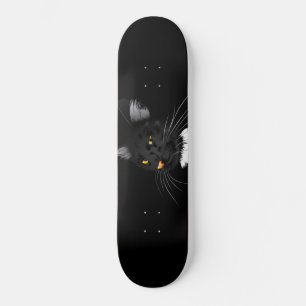 Zwarte kat met gele ogen in het donker skateboard