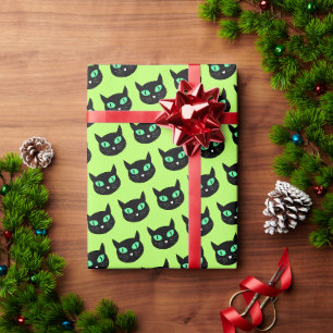 Zwarte kat met groene ogen op licht lime groen cadeaupapier