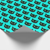 Zwarte kat met groene ogen op turquoise blauw cadeaupapier (Hoek)