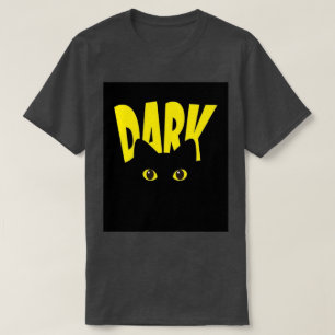 Zwarte kat met koele uitstraling in donkergele typ t-shirt