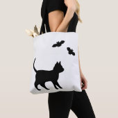 Zwarte kat met tas (Dichtbij)