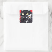 Zwarte kat met witte bloemen rode achtergrond vierkante sticker (Tas)