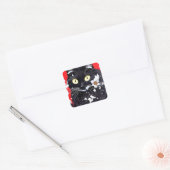 Zwarte kat met witte bloemen rode achtergrond vierkante sticker (Envelop)