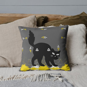 Zwarte kat met witte gele patroon en grijze custom kussen