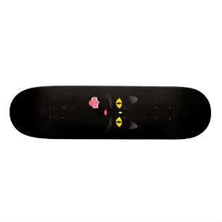 Zwarte kat met witte merken skateboard