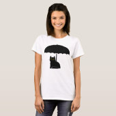 Zwarte kat onder paraplu t-shirt (Voorkant volledig)