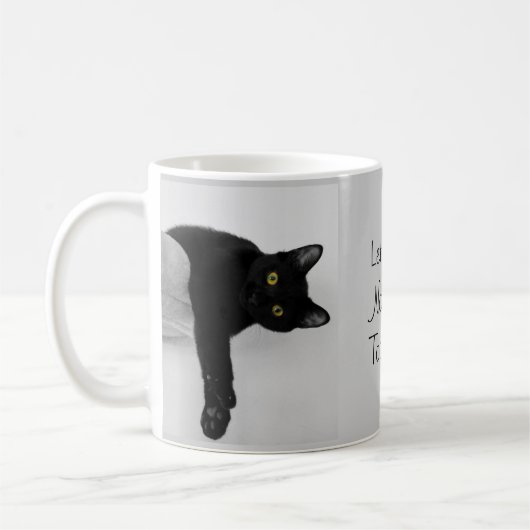 Zwarte kat ontspannen op bank koffiemok (Links)