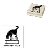 Zwarte kat op boekenrubberen stempel (Gestempeld)