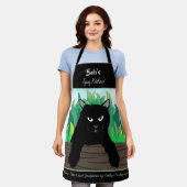 Zwarte kat op hek met groen gras schort (Gedragen)