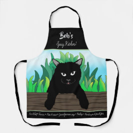 Zwarte kat op hek met groen gras schort