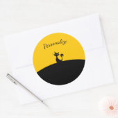 Zwarte kat op zwart en geel persoonlijk ronde sticker (Envelop)