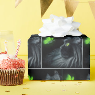 Zwarte kat staart naar een gloeiende groene vlinde cadeaupapier