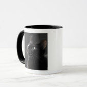 Zwarte kat tegen zwarte achtergrond, close-up mok (Voorkant links)
